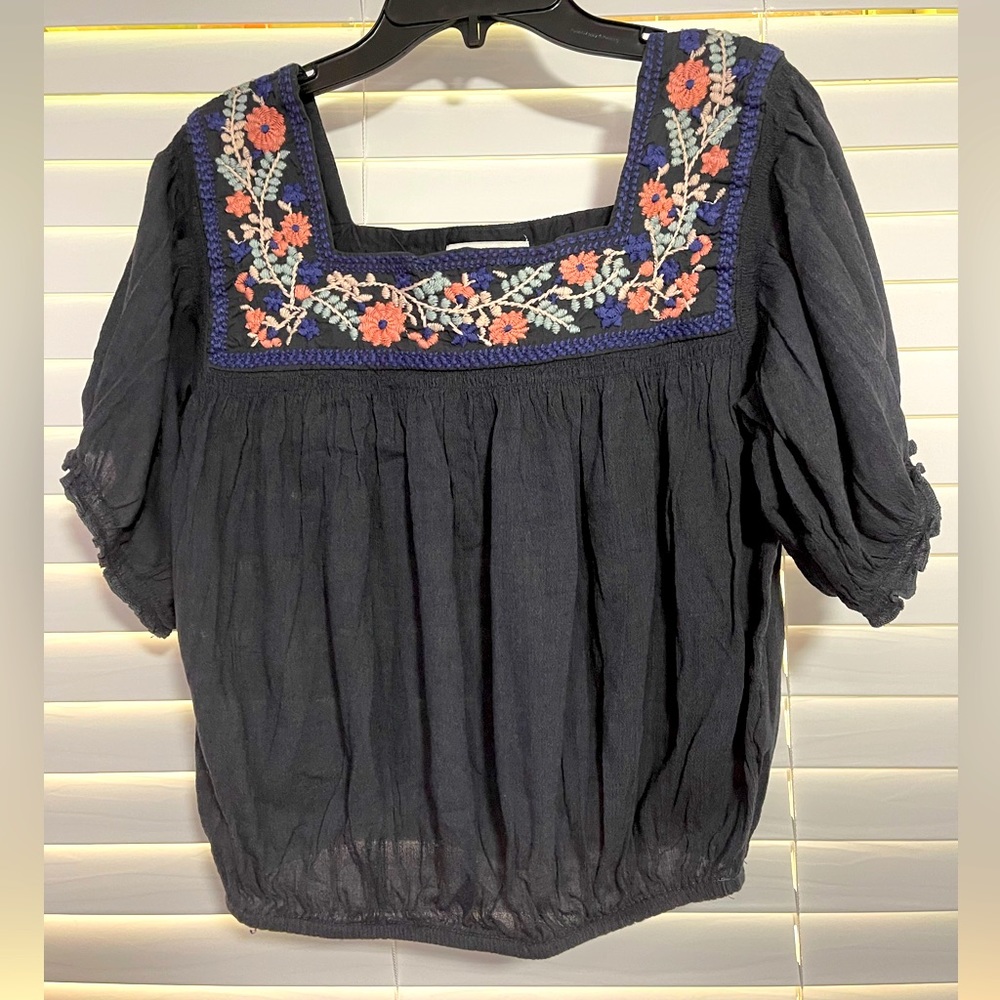 AMERICAN EAGLE OUTFTRS SIZE S GRAY/PINK FLOWERS EMBROIDERED TOP-SHORT SLEEVE
